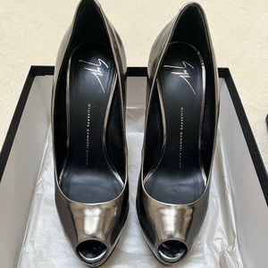 Giuseppe Zanotti Metalic Grey Peeptoe pumps